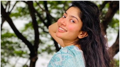 <p><strong>సాయి పల్లవి</strong> - తొమ్మిదో స్థానంలో సాయి పల్లవి ఉంది. ఆమె దగ్గర సుమారు రూ.47 కోట్ల విలువైన సంపద ఉన్నట్లు పలు రిపోర్టులు వెల్లడించాయి</p> (instagram) <p><strong>సాయి పల్లవి</strong> - తొమ్మిదో స్థానంలో సాయి పల్లవి ఉంది. ఆమె దగ్గర సుమారు రూ.47 కోట్ల విలువైన సంపద ఉన్నట్లు పలు రిపోర్టులు వెల్లడించాయి</p> (instagram)