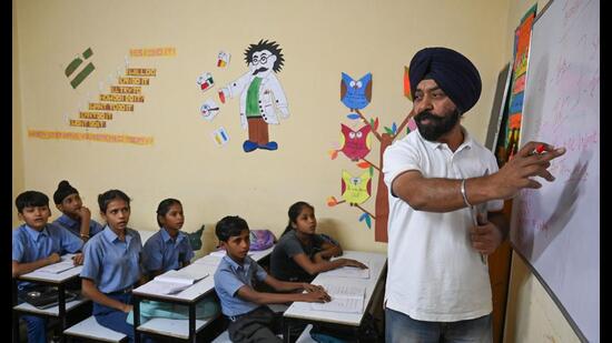 Amarjeet Singh during the classes. (Parveen Kumar/HT)