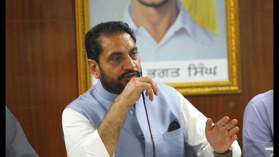 Mayor Amarjit Singh Sandhu addressing the House meet at the MC office in Mohali on Thursday. (HT Photo)