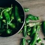 ২. কাঁচা লঙ্কা (Green Chili): লঙ্কার স্বাদ যেমন ঝাল ও তীব্র, এর জ্যোতিষীয় প্রভাবও তেমনই। প্রচলিত বিশ্বাস অনুযায়ী, লঙ্কা সরাসরি হাতে-হাতে দিলে সম্পর্কের মাঝে তিক্ততা তৈরি হয়। ছোট ছোট বিষয়ে ঝগড়া বা মনোমালিন্য দেখা দিতে পারে।
