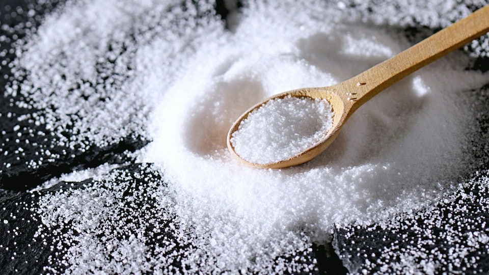 ১. লবণ (Salt): লবণকে জ্যোতিষশাস্ত্রে চন্দ্র এবং শুক্রের সাথে যুক্ত করা হয়। আবার এটি নেতিবাচক শক্তি শোষণের ক্ষমতা রাখে বলে একে রাহু-কেতুর সাথেও তুলনা করা হয়। বিশ্বাস করা হয় যে, লবণ সরাসরি কারো হাতে দিলে সেই ব্যক্তির সাথে আপনার বিবাদ হওয়ার সম্ভাবনা থাকে। তাই লবণ দেওয়ার সময় সবসময় টেবিল বা কোনো পাত্রে রাখুন।