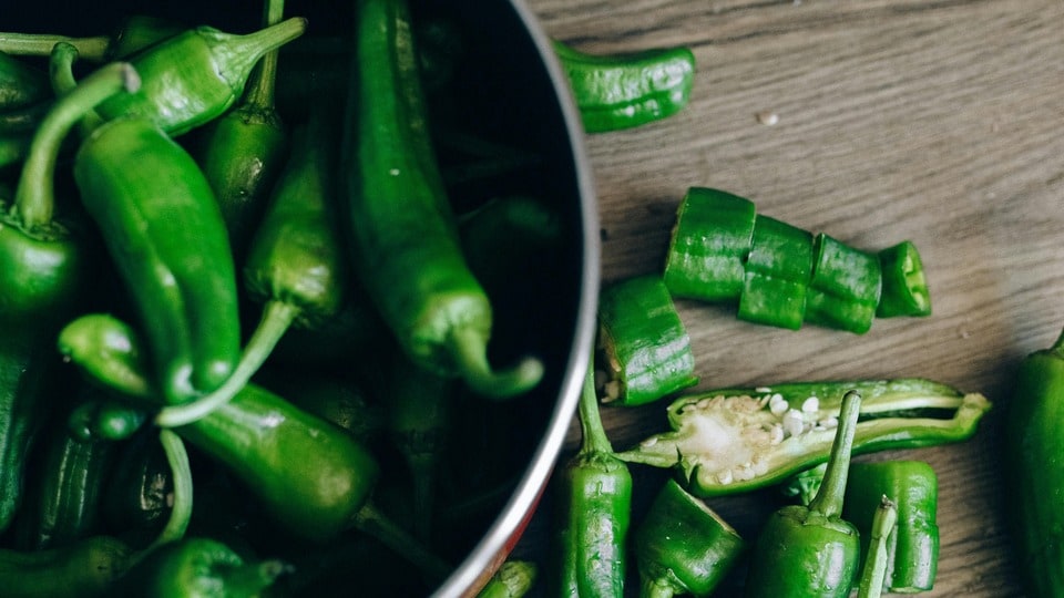 ২. কাঁচা লঙ্কা (Green Chili): লঙ্কার স্বাদ যেমন ঝাল ও তীব্র, এর জ্যোতিষীয় প্রভাবও তেমনই। প্রচলিত বিশ্বাস অনুযায়ী, লঙ্কা সরাসরি হাতে-হাতে দিলে সম্পর্কের মাঝে তিক্ততা তৈরি হয়। ছোট ছোট বিষয়ে ঝগড়া বা মনোমালিন্য দেখা দিতে পারে।