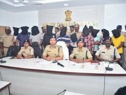 భార్య ఇద్దరు పిల్లలు హత్య - నిందితులు అరెస్ట్