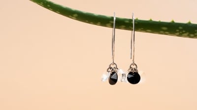 The drop earrings you need for every attire (Freepik) The drop earrings you need for every attire (Freepik)