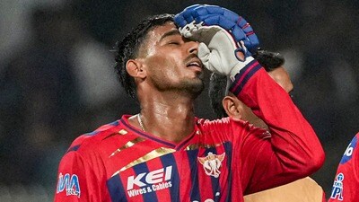 ইডেনে ফুটল নয়া মুকুল! (PTI) ইডেনে ফুটল নয়া মুকুল! (PTI)