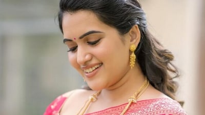 <p>చీరలో స్రవంతి ఫొటోలు తెగ వైరల్ గా మారాయి. బ్యూటీఫుల్ అంటూ నెటిజన్లు కామెంట్లు పెడుతున్నారు. </p> (instagram-sravanthi_chokarapu)
