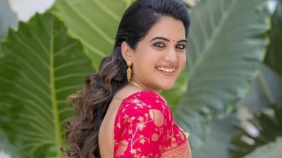 <p>ఓ వైపు మూవీ ఈవెంట్లతో, మరోవైపు టీవీ షోలతో స్రవంతి చొక్కారపు బిజీ అయిపోయింది. తెలుగులో స్టార్ యాంకర్ గా ఎదిగింది. </p> (instagram-sravanthi_chokarapu)