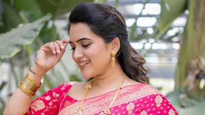 <p>‘అసలు భూలోకం ఇలాంటి సిరి చూసి ఉంటదా’ అంటూ తన అందాన్ని తనే పొగిడేస్తూ ఈ పిక్స్ పోస్టు చేసింది. </p> (instagram-sravanthi_chokarapu)