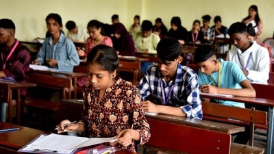 <p>ఇంటర్మీడియట్ ఫలితాల విషయంలో విద్యార్థులు, తల్లిదండ్రులు కూడా విద్యాశాఖ ఇచ్చే అధికారిక సమాచారాన్ని మాత్రమే నమ్మాలని తెలంగాణ విద్యాశాఖ ఓ ప్రకటన ద్వారా కోరింది. సామాజిక మాధ్యమాలలో ప్రచారమయ్యే తప్పుడు వార్తలను నమ్మవద్దని విజ్ఞప్తి చేసింది.</p> 
