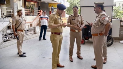 Police said the accused allegedly broke the car’s window and threatened Abhinav Arora’s family, (HT Photos ) Police said the accused allegedly broke the car’s window and threatened Abhinav Arora’s family, (HT Photos )