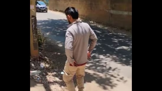 A man standing motionless in Bengaluru. (Screengrab (X))