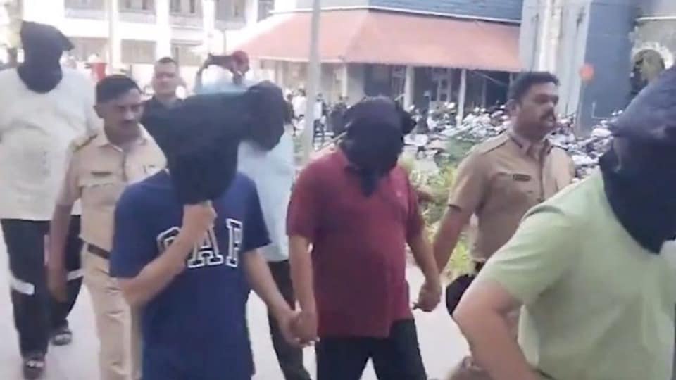 ছদ্মবেশে ঢুকে বড় পর্দা ফাঁস ৭ মহিলা পুলিশকর্মীর (সৌজন্যে টুইটার)