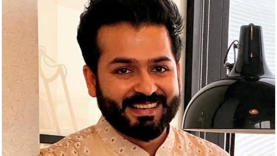<p>ఆదిత్య ధర్ డైరెక్ట్ చేసిన ధురంధర్, ధురంధర్ 2 సినిమాలు కూడా ప్రపంచవ్యాప్తంగా రూ.1000 కోట్లకు పైగా వసూలు చేశాయి. ధురంధర్ ప్రపంచవ్యాప్తంగా రూ.1,230 కోట్లు సంపాదించింది. అదే సమయంలో ధురంధర్ 2 అయితే 22 రోజుల్లోనే రూ.1,665.23 కోట్లు వసూలు చేసింది.</p>(instagram)