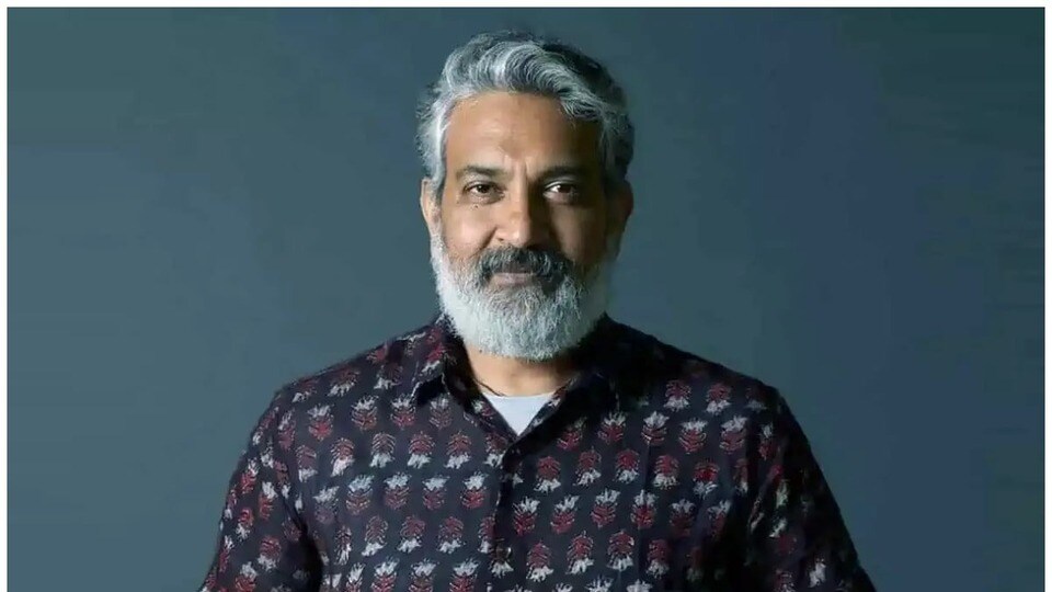 <p><strong>ఎస్.ఎస్.రాజమౌళి </strong>- రాజమౌళి డైరెక్ట్ చేసిన బాహుబలి 2, ఆర్ఆర్ఆర్ చిత్రాలు రూ.1000 కోట్లకుపైగా వసూలు చేశాయి. బాహుబలి 2 మూవీ రూ. 1788.06 కోట్లు, ఆర్ఆర్ఆర్ రూ.1,230 కోట్లు వసూలు చేయడం విశేషం. ఇలా రెండు రూ.1000 కోట్లకుపైగా సినిమాలు ఉన్న ఇద్దరు డైరెక్టర్లలో రాజమౌళి ఒకరు.</p>(instagram)