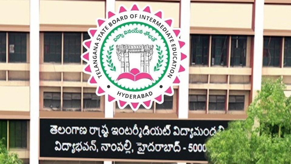<p>ఈ ఏడాది జరిగిన ఇంటర్ పరీక్షల కోసం దాదాపు 9.50 లక్షల మంది విద్యార్థులు హాజరయ్యారు. వీరంతా కూడా ఫలితాల కోసం ఎదురుచూస్తున్నారు. ఇప్పటికే జవాబు పత్రాల మూల్యాంకనం పూర్తి అయింది.</p>