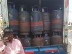 451 illegally stored LPG cylinders worth  <span class='webrupee'>₹</span>40 lakh seized in Dongri raid