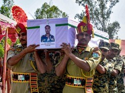 ইম্ফলে মিঠুন মণ্ডলকে শেষশ্রদ্ধা জানানো হল। (ছবি সৌজন্যে পিটিআই) 