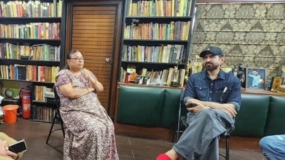 'একটু সংবেদনশীল হওয়া যেত না?' রাহুলের শোকাতুর মায়ের পাশে বসে ‘ফোটোসেশন’ জিতের, নেটপাড়ায় নিন্দের ঝড় 'একটু সংবেদনশীল হওয়া যেত না?' রাহুলের শোকাতুর মায়ের পাশে বসে ‘ফোটোসেশন’ জিতের, নেটপাড়ায় নিন্দের ঝড়