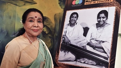 আশা ভোঁসলেকে হাসপাতালে ভরতি করা হল। (ফাইল ছবি)