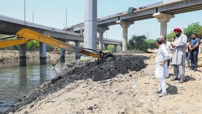 Delhi Cabinet Minister Parvesh Sahib Singh during his visit to the Delhi Gate drain for inspection ahead of the monsoon. (@p_sahibsingh) Delhi Cabinet Minister Parvesh Sahib Singh during his visit to the Delhi Gate drain for inspection ahead of the monsoon. (@p_sahibsingh)