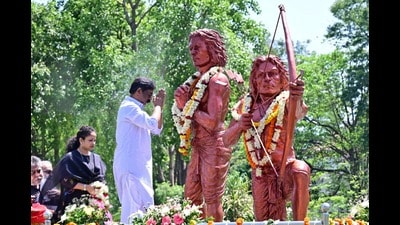 Jharkhand chief minister Hemant Soren and Kalpana Soren pay tributes to tribal icons Sido-Kanhu on their birth anniversary in Ranchi on Saturday. (HT Photo) Jharkhand chief minister Hemant Soren and Kalpana Soren pay tributes to tribal icons Sido-Kanhu on their birth anniversary in Ranchi on Saturday. (HT Photo)