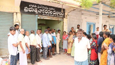 <p>ఒకేసారి భారీగా సంఖ్యలో జనాలు వస్తుండగా…. సాంకేతికంగా సర్వర్‌ సమస్యలు కూడా తలెత్తుతున్నాయి. ఈపోస్‌ యంత్రాలు ఆటోమేటిక్‌గా ఆగిపోతున్నాయి. మళ్లీ రీస్టార్ట్ చేసి ప్రాసెస్ కూడా కూడా సమయం పడుతోంది. బయోమెట్రిక్‌ విషయంలో కూడా సమస్యలు వస్తుండటంతో… సరఫరా ప్రక్రియ కాస్త ఆలస్యంగా జరుగుతోంది. ప్రస్తుతం ఇచ్చే రేషన్ అయిపోతే… మరో మూడు నెలల పాటు ఇవ్వరనే ఆందోళనతో చాలా మంది ఒకేసారి వస్తున్నారు. </p> 