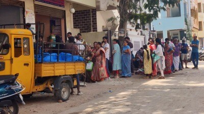 <p>మూడు నెలల బియ్యం ఒకేసారి అందిస్తుండటంతో <a href="https://www.hindustantimes.com/telugu/telangana/did-you-know-telangana-begins-three-month-pds-rice-distribution-in-one-time-ration-card-updates-261775091843313.html" target="_blank">రేషన్ </a>షాపుల దగ్గరకు భారీగా జనాలు వస్తున్నారు. క్యూలైన్లలో చాలాసేపు నిల్చుంటున్నారు. కొన్ని కేంద్రాల్లో తెల్లవారుజాము నుంచే లైన్లు కనిపిస్తున్నాయి. రేషన్ కార్డులతో పాటు బస్తాలను లైన్ లో ఉంచుతున్నారు.</p> 