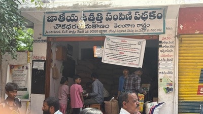 <p>హైదరాబాద్‌లో పలు చోట్ల రేషన్ దుకాణాల వద్ద కార్డుదారులు బారులు తీరుతున్నారు. ఒక్కొక్కరి బయోమెట్రిక్‌-థంబ్‌ తీసుకోవడానికి చాలా సమయం పడుతోంది. దీంతో పలు చోట్ల తెల్లవారుజాము నుంచే వినియోగదారులు దుకాణాల వద్ద క్యూ కడుతున్నారు.</p> 