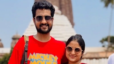 কাজের ফাঁকেই বউকে নিয়ে শ্রীক্ষেত্র ভ্রমণ ঋত্বিকের