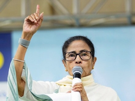 মমতা দাবি করেন, বিজেপি শাসিত কেন্দ্রীয় সরকার নাকি বাংলা ভাগের চক্রান্ত করছে।