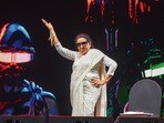 Asha Bhosle Dance: 91 ఏళ్ల వయసులో తన చివరి షోలో ఆశా డ్యాన్స్.. తౌబా తౌబా అంటూ ఉర్రూతలూగించిన లెజెండరీ సింగర్