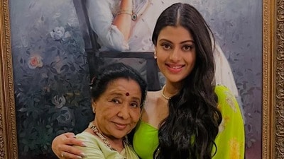 మనవరాలితో ఆశా భోంస్లే మనవరాలితో ఆశా భోంస్లే