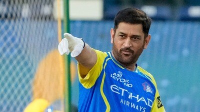 <p>చెన్నైలోని చెపాక్ స్టేడియం వేదికగా శనివారం దిల్లీ క్యాపిటల్స్, చెన్నై సూపర్ కింగ్స్ మధ్య ఆసక్తికర పోరు జరిగింది. అయితే ‘ధోనీ ఎక్కడ?’ అని టాస్ సమయంలో రవిశాస్త్రి గైక్వాడ్ని అడిగాడు.</p> (PTI) <p>చెన్నైలోని చెపాక్ స్టేడియం వేదికగా శనివారం దిల్లీ క్యాపిటల్స్, చెన్నై సూపర్ కింగ్స్ మధ్య ఆసక్తికర పోరు జరిగింది. అయితే ‘ధోనీ ఎక్కడ?’ అని టాస్ సమయంలో రవిశాస్త్రి గైక్వాడ్ని అడిగాడు.</p> (PTI)
