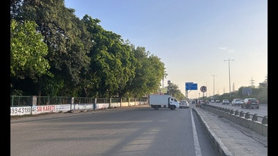 Two petrol pumps and a CNG station between IFFCO and Rajiv Chowk fall in alignment; NCRTC seeks faster land transfer to begin execution. (Parveen Kumar/HT) Two petrol pumps and a CNG station between IFFCO and Rajiv Chowk fall in alignment; NCRTC seeks faster land transfer to begin execution. (Parveen Kumar/HT)