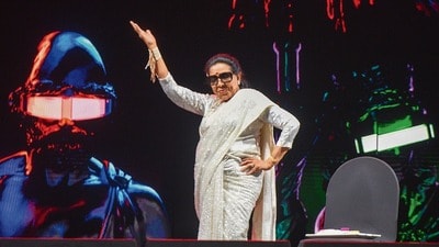 Asha Bhosle Dance: 91 ఏళ్ల వయసులో తన చివరి షోలో ఆశా డ్యాన్స్.. తౌబా తౌబా అంటూ ఉర్రూతలూగించిన లెజెండరీ సింగర్ Asha Bhosle Dance: 91 ఏళ్ల వయసులో తన చివరి షోలో ఆశా డ్యాన్స్.. తౌబా తౌబా అంటూ ఉర్రూతలూగించిన లెజెండరీ సింగర్