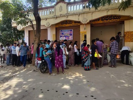 <p>తెలంగాణలోని రేషన్ షాపుల వద్ద ప్రజలు బారులు తీరుతున్నారు. కేంద్ర ప్రభుత్వ ఆదేశాల మేరకు ఒకేసారి 3 నెలల రేషన్ ఇస్తుండటంతో… తెల్లవారుజాము నుంచే క్యూలైన్లు ఉంటున్నాయి. </p>