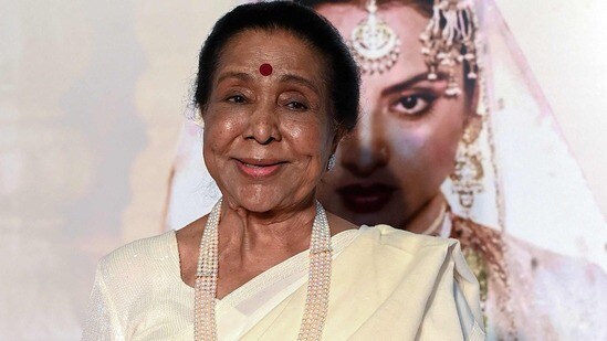 Asha Bhosle: లతా మంగేష్కర్ చెల్లెలు అనే ముద్ర నుంచి మెలోడీ క్వీన్ వరకు.. ఆశా భోంస్లే ప్రస్థానం ఇలా.. (AFP)