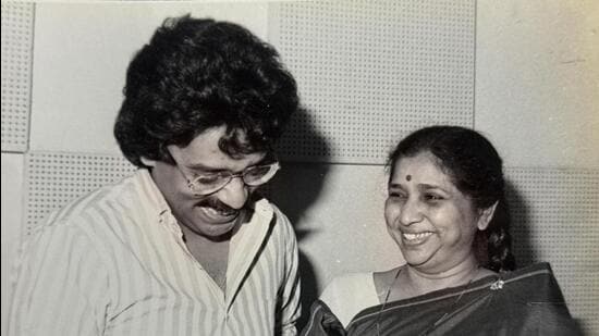 Hariharan and Asha Bhosale during the recording of the album Aabshaar-e-Ghazal