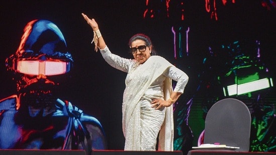Asha Bhosle Dance: 91 ఏళ్ల వయసులో తన చివరి షోలో ఆశా డ్యాన్స్.. తౌబా తౌబా అంటూ ఉర్రూతలూగించిన లెజెండరీ సింగర్