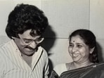 Hariharan and Asha Bhosale during the recording of the album Aabshaar-e-Ghazal