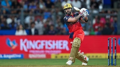 <p>కింగ్ కోహ్లి ఫామ్ కొనసాగిస్తూ మరో ఫిఫ్టీ ఖాతాలో వేసుకున్నాడు. అతను 38 బాల్స్ లో 50 రన్స్ సాధించాడు. </p> (ANI Pic Service)
