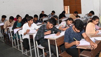 <p>ఓవైపు పరీక్షలు జరుగుతుండగానే… మరోవైపు స్పాట్ <a href="https://www.hindustantimes.com/telugu/andhra-pradesh/ap-ssc-exams-spot-valuation-to-start-from-6th-april-261774740699246.html" target="_blank">వాల్యూయేషన్ </a>ప్రక్రియ కొనసాగుతోంది. ఈ ప్రక్రియంతా కూడా ఏప్రిల్ 23వ తేదీతో ముగియనుంది. ఆ తర్వాత ఫలితాలను ప్రాసెస్ చేస్తారు. సాంకేతిక అంశాలను పరిశీలిస్తారు. </p> <p>ఓవైపు పరీక్షలు జరుగుతుండగానే… మరోవైపు స్పాట్ <a href="https://www.hindustantimes.com/telugu/andhra-pradesh/ap-ssc-exams-spot-valuation-to-start-from-6th-april-261774740699246.html" target="_blank">వాల్యూయేషన్ </a>ప్రక్రియ కొనసాగుతోంది. ఈ ప్రక్రియంతా కూడా ఏప్రిల్ 23వ తేదీతో ముగియనుంది. ఆ తర్వాత ఫలితాలను ప్రాసెస్ చేస్తారు. సాంకేతిక అంశాలను పరిశీలిస్తారు. </p>