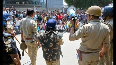 Heavy police deployment in Noida Phase 2 after workers’ protest over wage hike demands turned violent (Sunil Ghosh/HT) Heavy police deployment in Noida Phase 2 after workers’ protest over wage hike demands turned violent (Sunil Ghosh/HT)