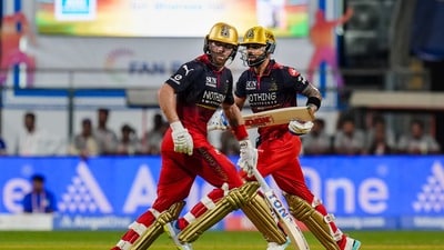 <p>ఆదివారం ముంబై ఇండియన్స్పై గెలిచిన రాయల్ ఛాలెంజర్స్ బెంగళూరు ఇప్పుడు ఐపీఎల్ పాయింట్ల్ టేబుల్లో 3వ స్థానంలో ఉంది (6 పాయింట్లు). ఈ జట్టు ఆడిన 4 మ్యాచుల్లో 3 గెలిచి, ఒకటి ఓడిపోయింది. ఇక దిల్లీ క్యాపిటల్స్ 4 పాయింట్లతో 4వ స్థానంలో ఉంది.</p> <p>ఆదివారం ముంబై ఇండియన్స్పై గెలిచిన రాయల్ ఛాలెంజర్స్ బెంగళూరు ఇప్పుడు ఐపీఎల్ పాయింట్ల్ టేబుల్లో 3వ స్థానంలో ఉంది (6 పాయింట్లు). ఈ జట్టు ఆడిన 4 మ్యాచుల్లో 3 గెలిచి, ఒకటి ఓడిపోయింది. ఇక దిల్లీ క్యాపిటల్స్ 4 పాయింట్లతో 4వ స్థానంలో ఉంది.</p>