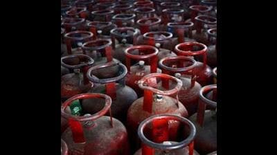 The All India LPG Distributors Federation (North West Region) on Monday termed the government’s mandate, asking LPG consumers to shift to PNG within three months, as “unjust” and said that this should be voluntary, not imposed. (REUTERS File)