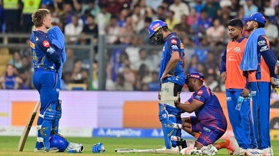 <p>ఛేజింగ్ లో రోహిత్ శర్మ కండరాల నొప్పితో రిటైర్డ్ హర్ట్ గా పెవిలియన్ కు వెళ్లిపోయాడు. </p> (Anshuman Poyrekar/HT Photo)