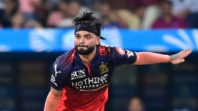 <p>ఆర్సీబీ స్పిన్నర్ సుయాష్ శర్మ ఒకే ఓవర్ లో ర్యాన్ రికెల్టన్, తిలక్ వర్మ వికెట్లు తీసి ముంబయిని గట్టి దెబ్బ తీశాడు.</p> (Anshuman Poyrekar/HT Photo)