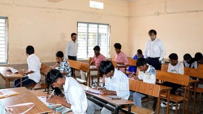 <p>తెలంగాణ పదో తరగతి వార్షిక పరీక్షలు కొనసాగుతున్నాయి. ప్రతి పరీక్షకు మధ్యలో మూడు నుంచి నాలుగు రోజుల పాటు గడువు ఇచ్చారు. ఏప్రిల్ 16వ తేదీ నాటికి అన్ని సబ్జెక్టులు పూర్తవుతాయి. </p> <p>తెలంగాణ పదో తరగతి వార్షిక పరీక్షలు కొనసాగుతున్నాయి. ప్రతి పరీక్షకు మధ్యలో మూడు నుంచి నాలుగు రోజుల పాటు గడువు ఇచ్చారు. ఏప్రిల్ 16వ తేదీ నాటికి అన్ని సబ్జెక్టులు పూర్తవుతాయి. </p>