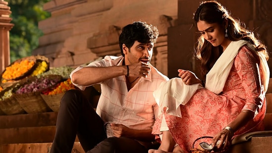 డెకాయిట్ సినిమాలో అడివి శేష్, మృణాల్ ఠాకూర్