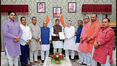 A Jharkhand BJP delegation meets Governor Santosh Gangwar in Ranchi on Tuesday (HT PHOTO) A Jharkhand BJP delegation meets Governor Santosh Gangwar in Ranchi on Tuesday (HT PHOTO)